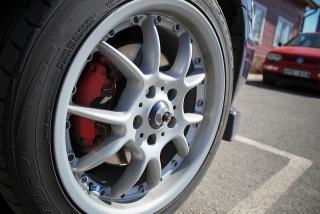 Wymiana opon w samochodzie osobowym w Serwisie JMF CARS!