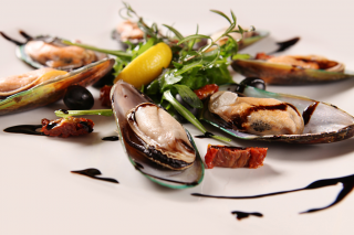 Kuchnia europejska, przekąski, sałatki, makarony, owoce morza i wiele więcej w Kuźni Smaku